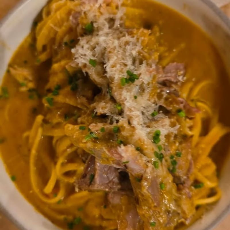 Ζυμαρικά με σιγομαγειρεμένο κρέας — menu με νου, Χώρα Νάξου