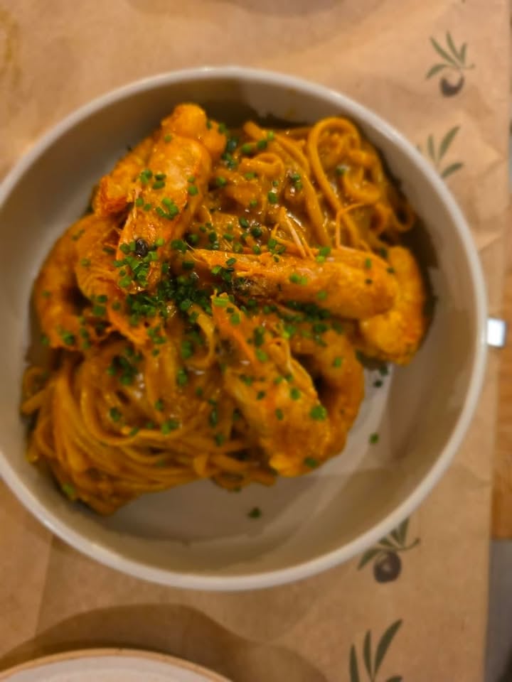 Ζυμαρικά με γαρίδες σε κόκκινη σάλτσα — menu με νου